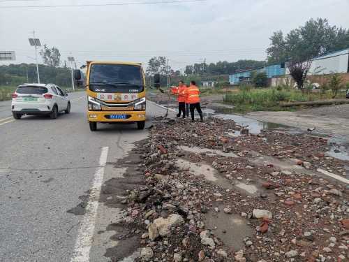 荥阳交通运输局 加强雨后公路养护工作